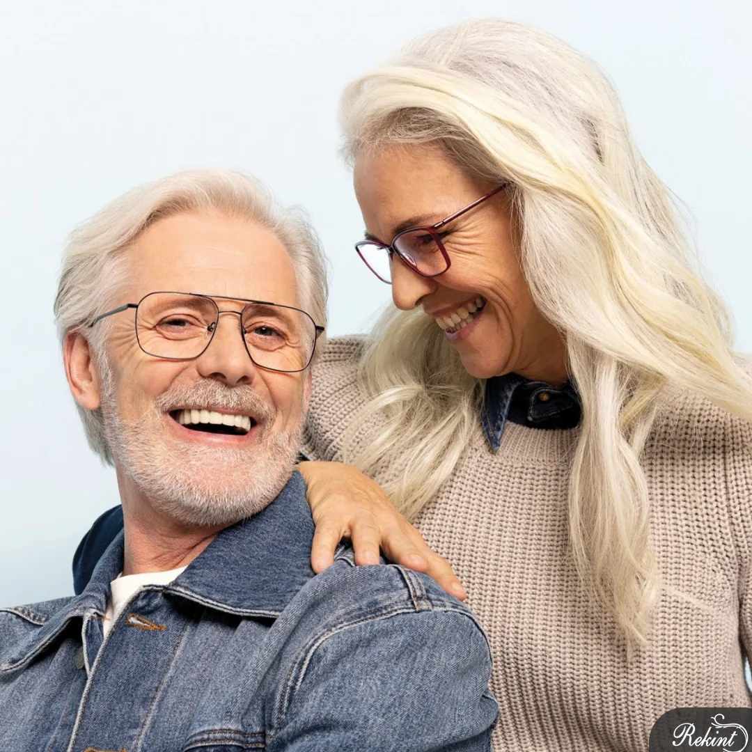 Casal idoso usando óculos de grau